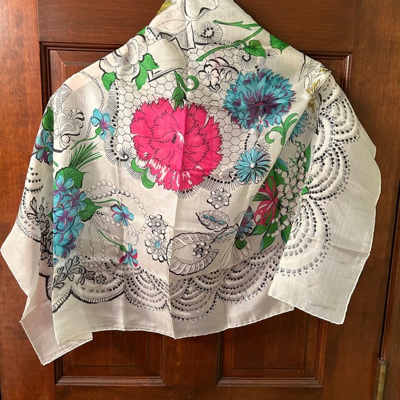 VTG Stunning Hand Rolled Silk floral scarf made in Japan. Vibrant colors - Picture 7 of 10